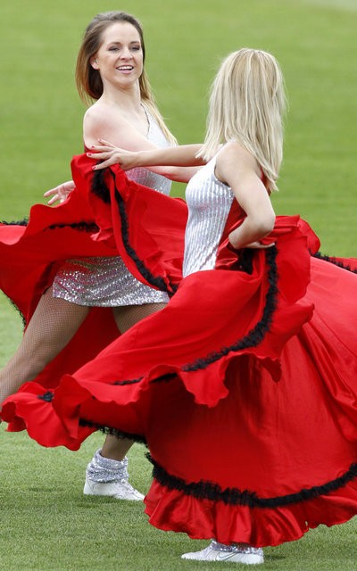 Các cô gái Ba Lan với trang phục gồm 2 gam màu chủ đạo đỏ và trắng, màu cờ của quốc gia này.
